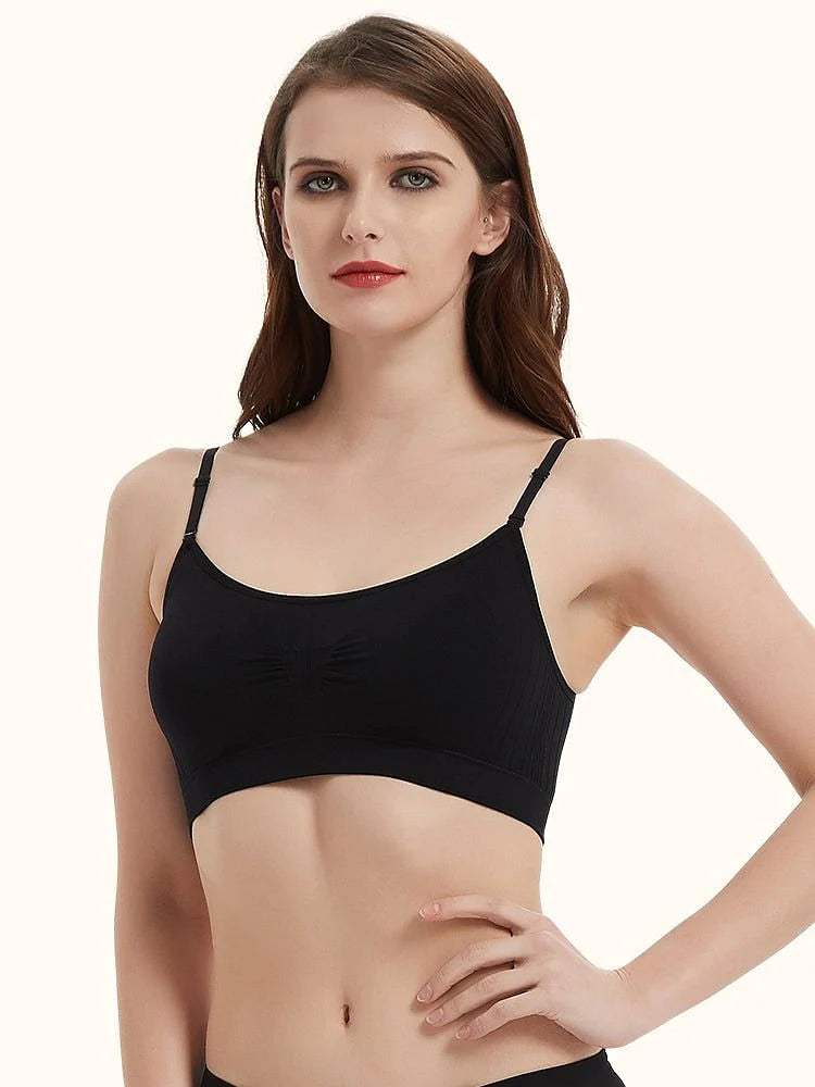A model wearing a black ribbed bra.