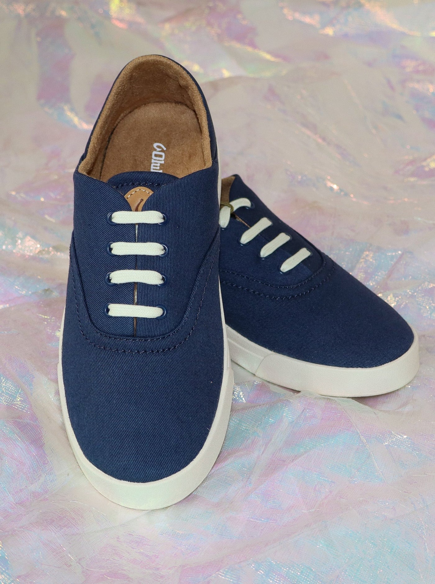 Vans style low rise navy lace up sneakers. 