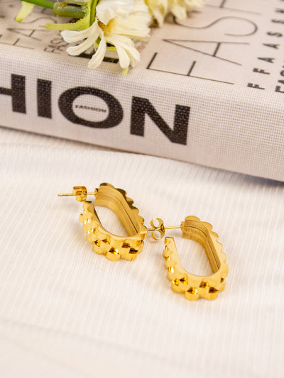 An oval shaped structured chain hoop earring.